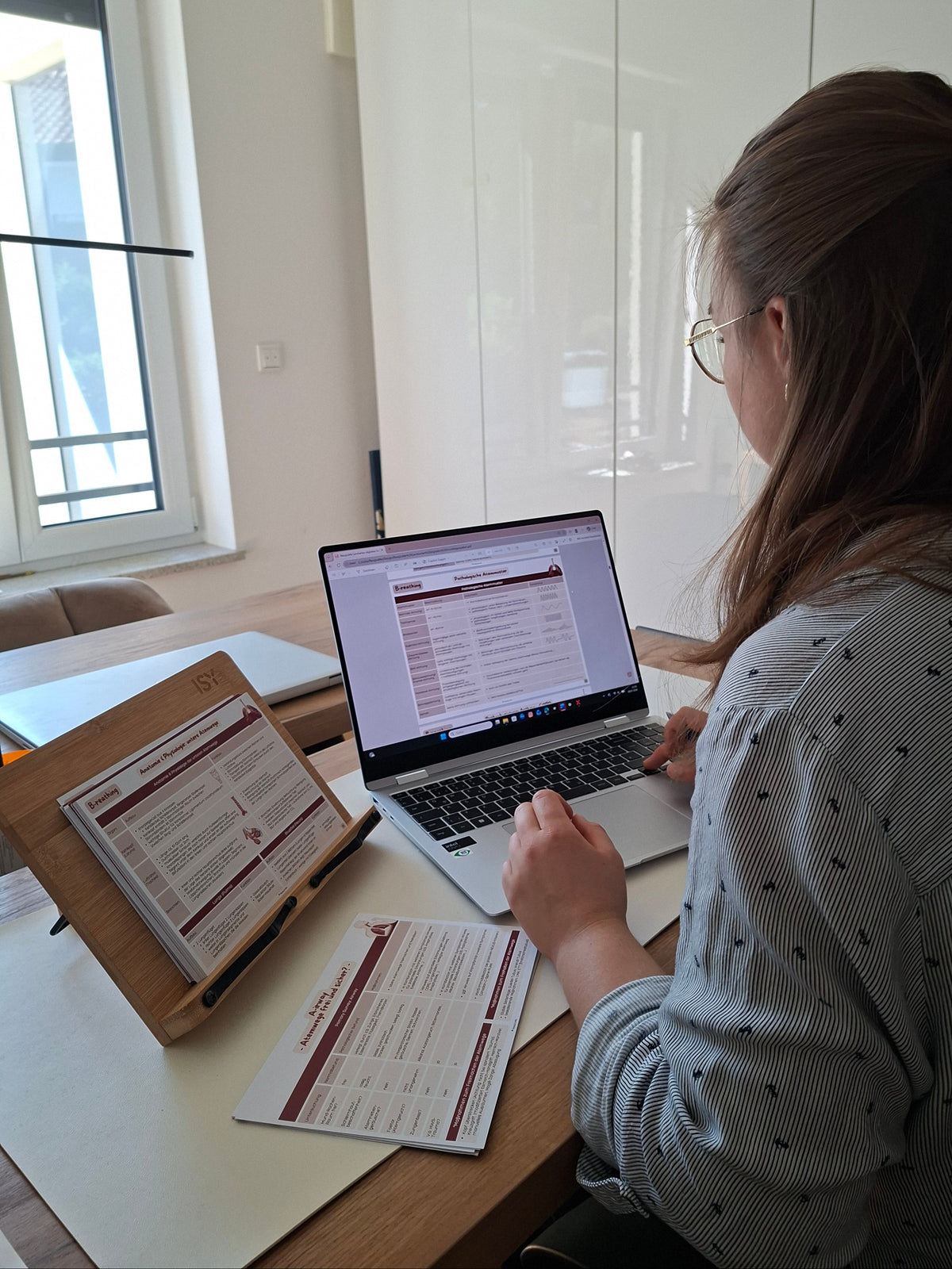 Person lernt am Schreibtisch mit digitalen Lernkarten für den Rettungsdienst