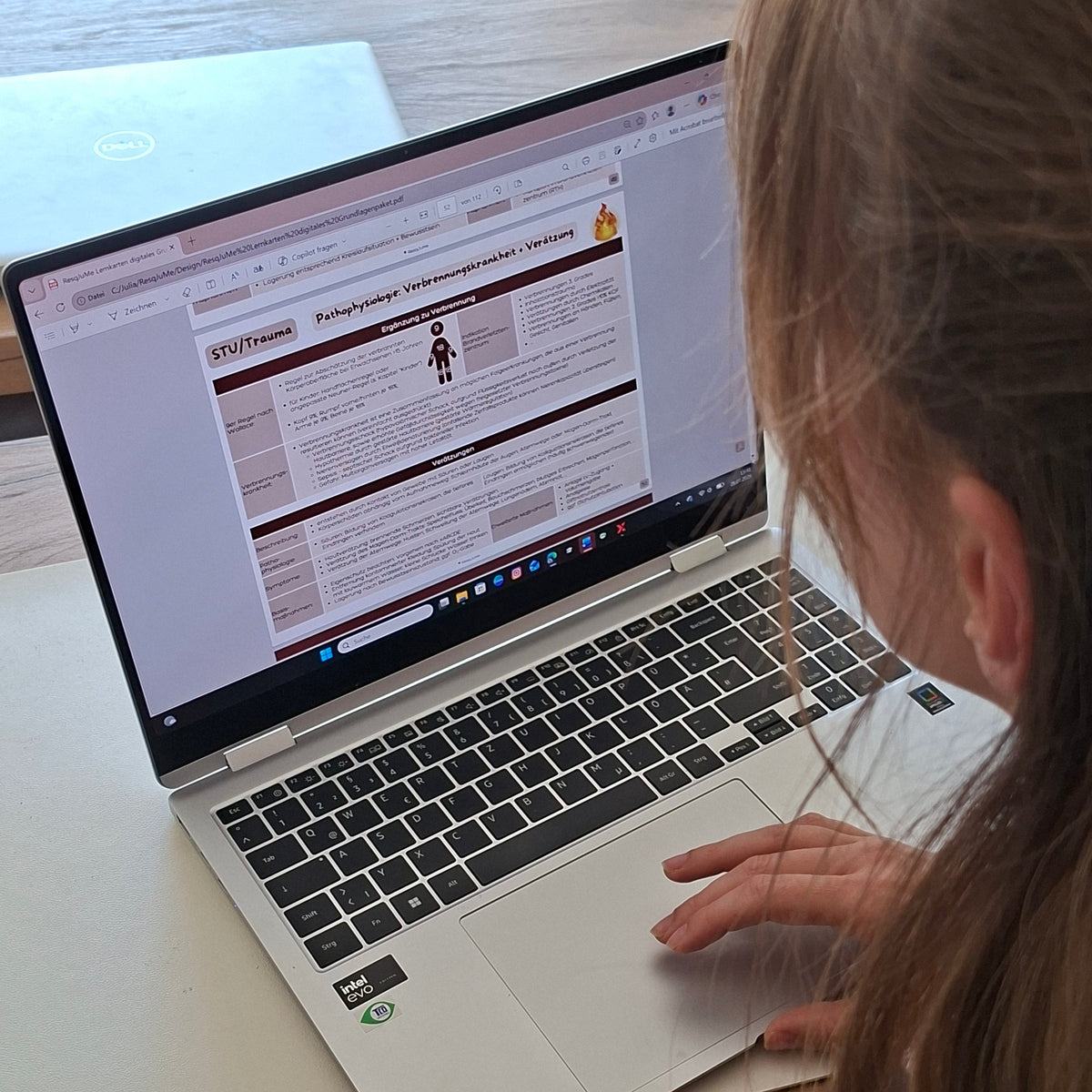 Person lernt am Laptop mit digitalen Lernkarten für Rettungssanitäter/-innen von ResqJuMe