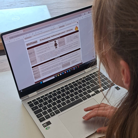 Person lernt am Laptop mit digitalen Lernkarten für Rettungssanitäter/-innen von ResqJuMe