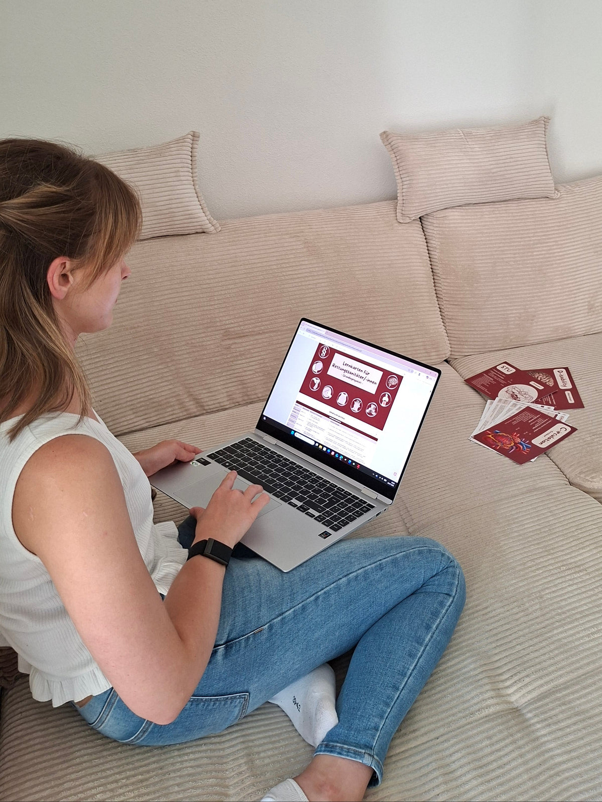 Person lernt mit digitalen und gedruckten Lernkarten für Rettungssanitäter/-innen