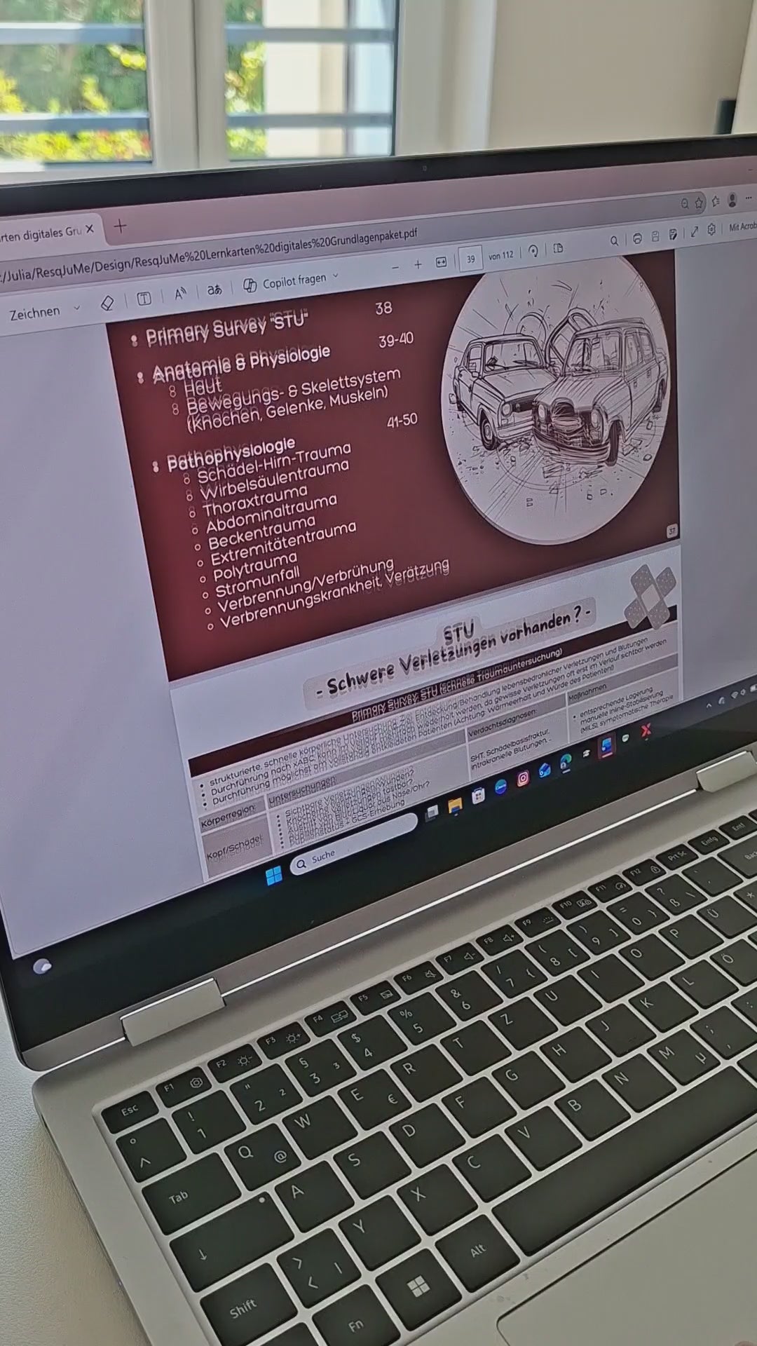 Digitale ResqJuMe Lernkarten für Rettungssanitäter/-innen auf dem Laptop