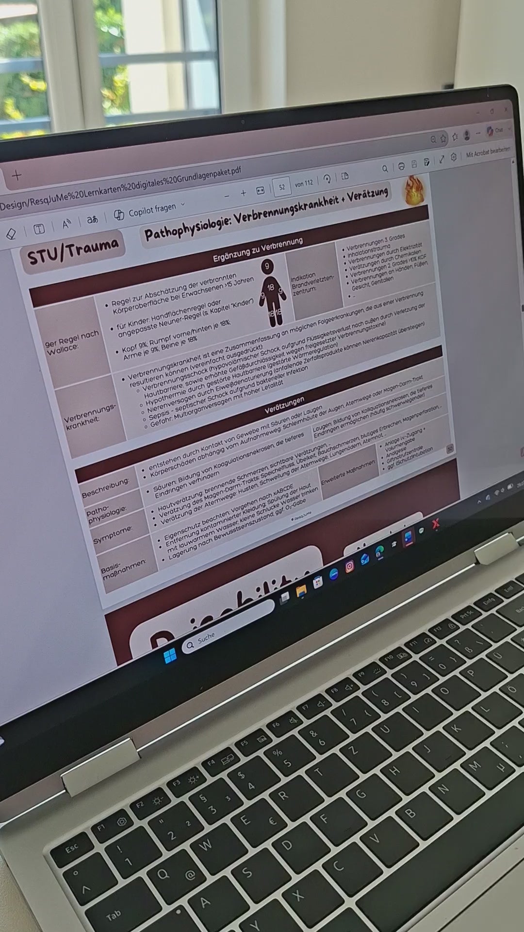 Digitale Rettungssanitäter-Lernkarten aus dem ResqJuMe Bundle auf dem Laptop